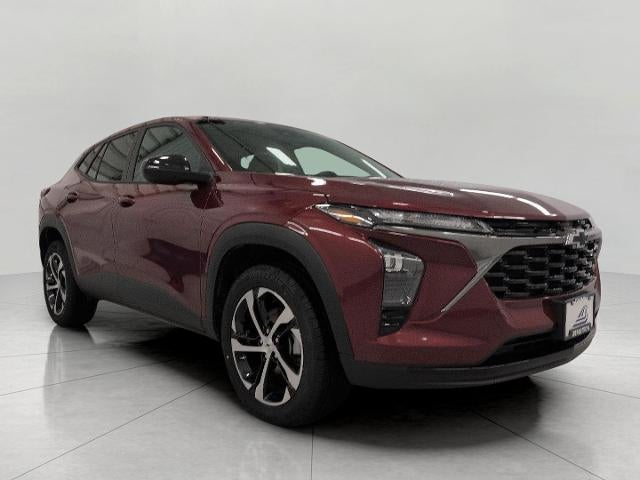 2025 Chevrolet Trax FWD 4dr 1RS in Crimson Metallic — front three-quarter view